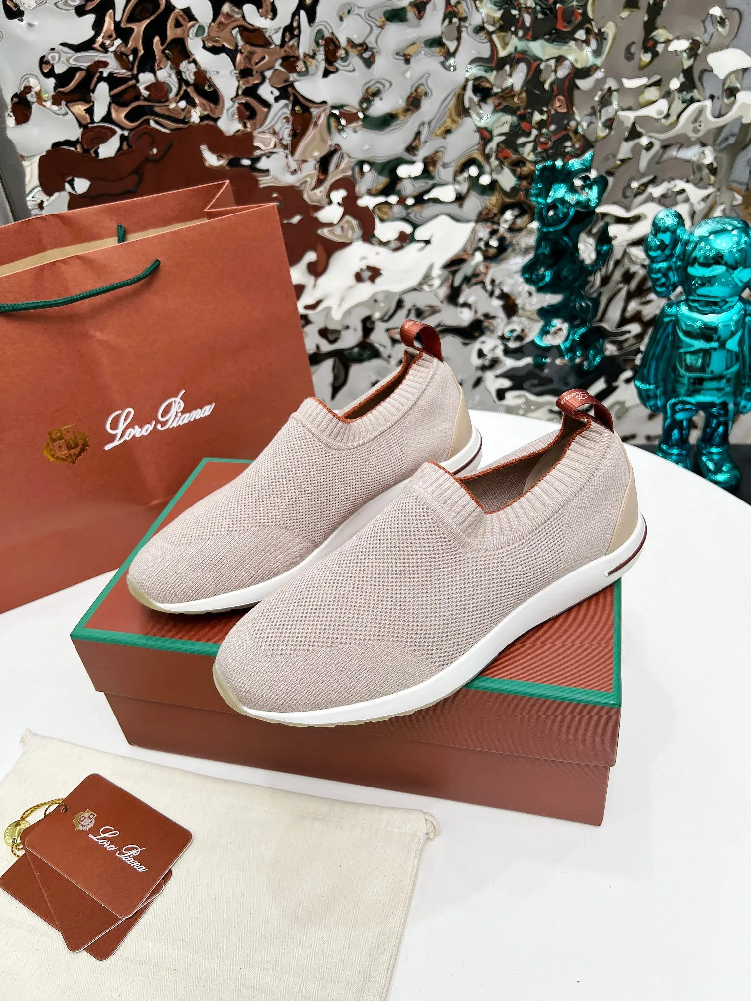 👟👟Ex-factory price 440👟👟 Men’s size +10 🧨🧨🧨Loropiana’s new board is online! This product is made of imported nylon velvet and developed from original boards. It is light, comfortable and breathable, and is suitable for all seasons. Size: 35-41, (Note: 35 and 41 are not returnable or exchangeable),